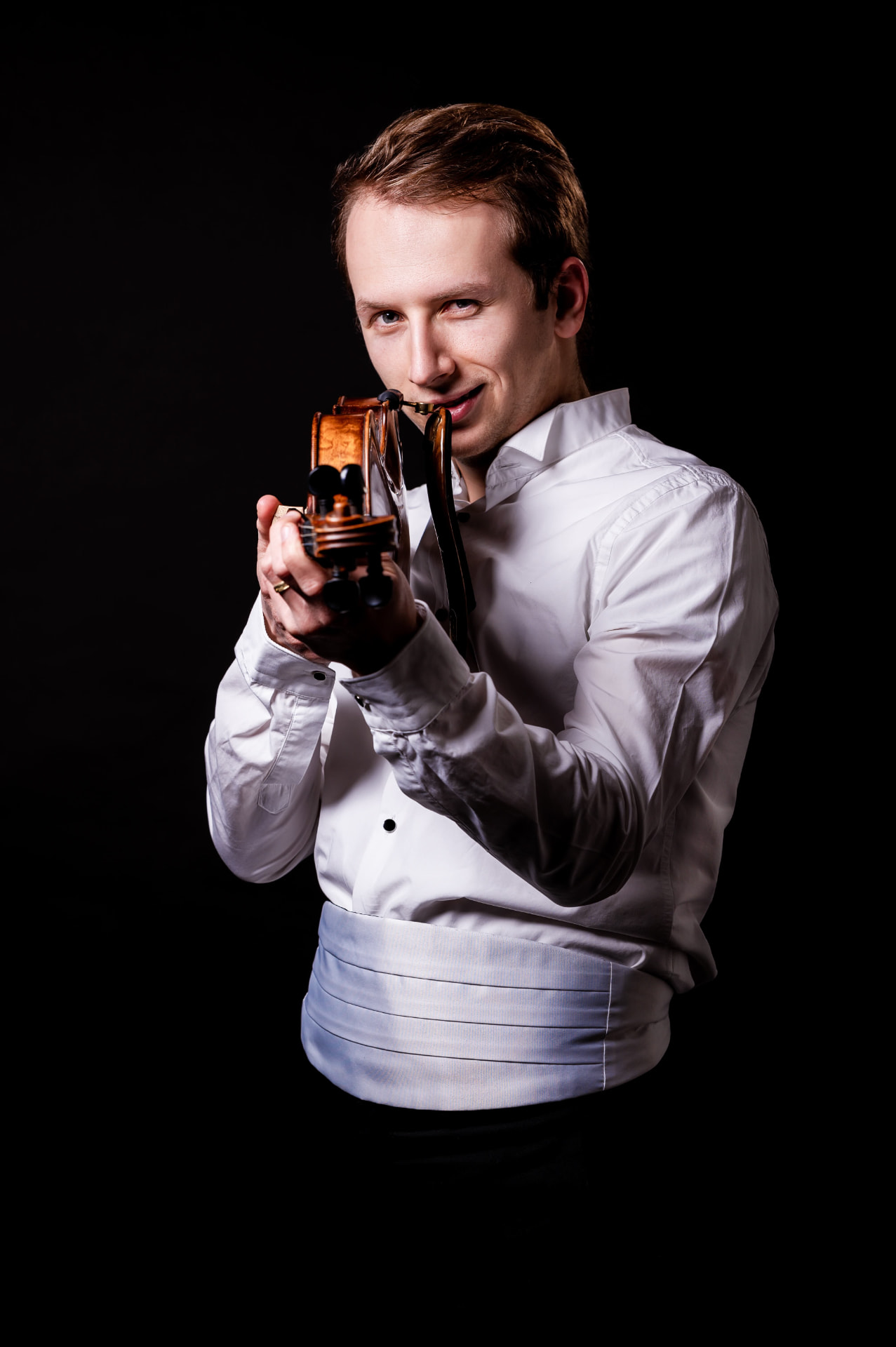 Portrét Mr. Violingtona v tmavém saku s houslemi