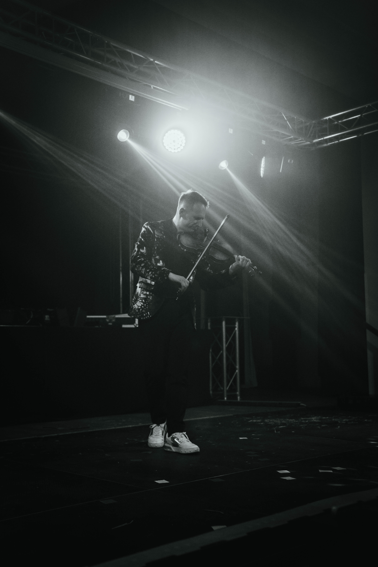 Mr. Violington na pódiu, černobílá fotografie
