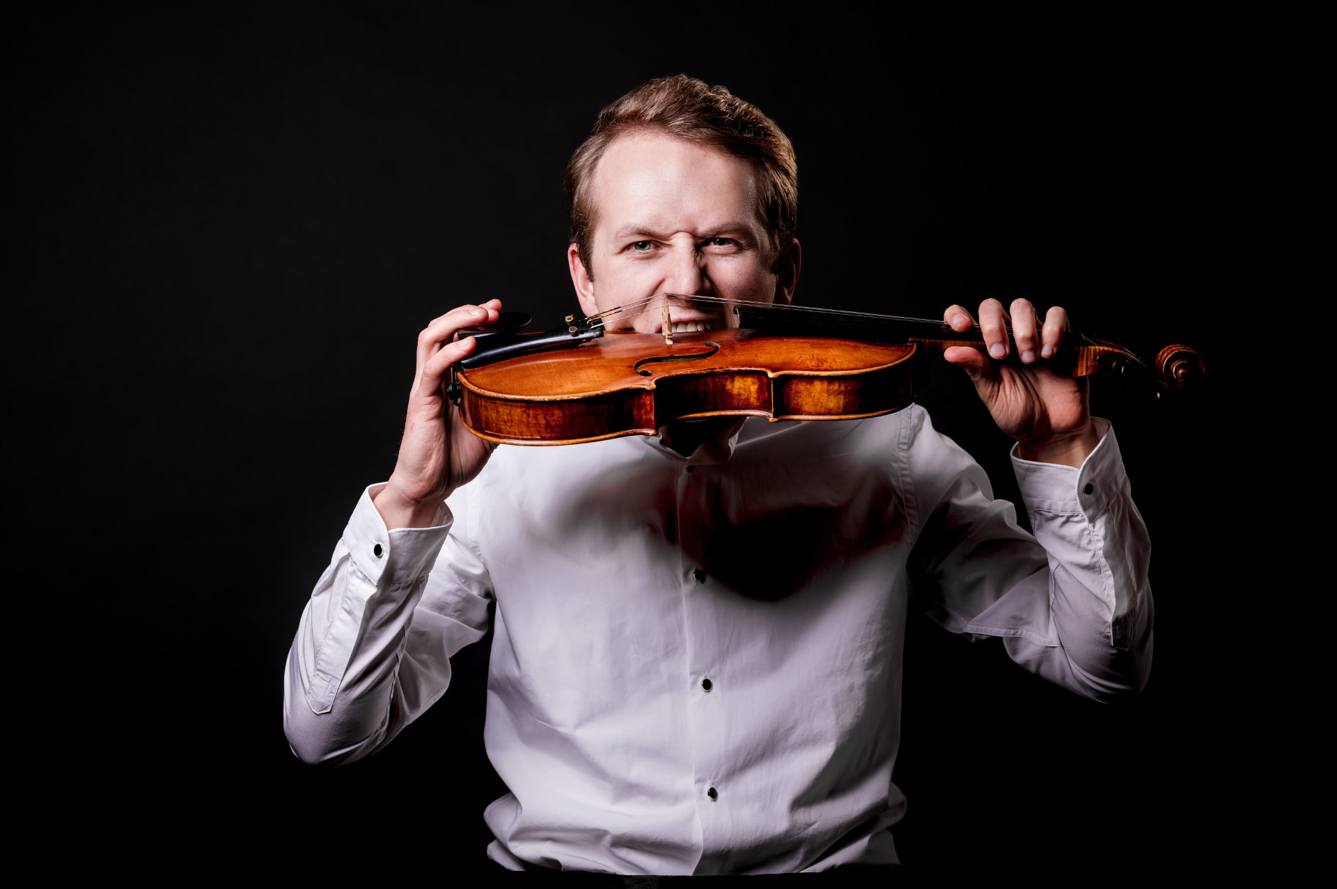 Portrét usmívajícího se Mr. Violingtona v krémové košili s houslemi
